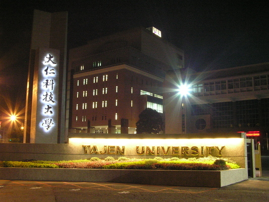 校門夜景