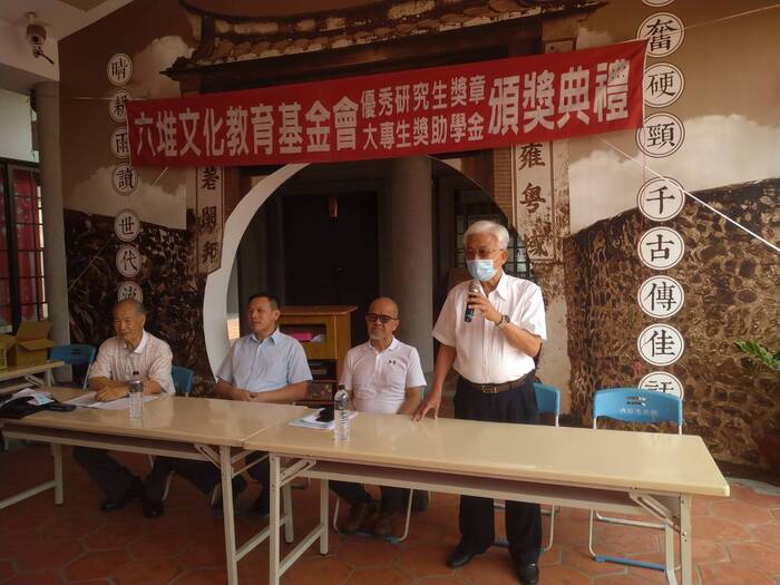 由右而左: 六堆300年召集人廖松雄、基金會董事長黄國光、六堆忠義亭主委邱展新、基金會常務监察人林昌德。