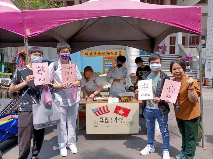 同學賣異國小吃